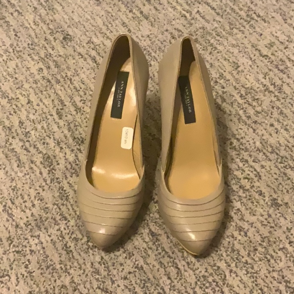 Ann Taylor tan heels size 5-1/2 M